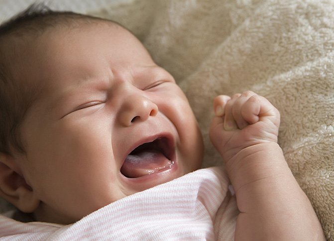 trẻ sơ sinh lắc đầu liên tục khi ngủ