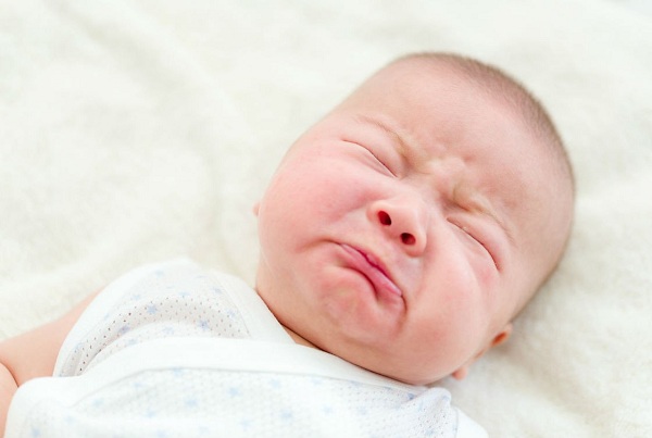 trẻ sơ sinh ngủ nhiều ít khóc