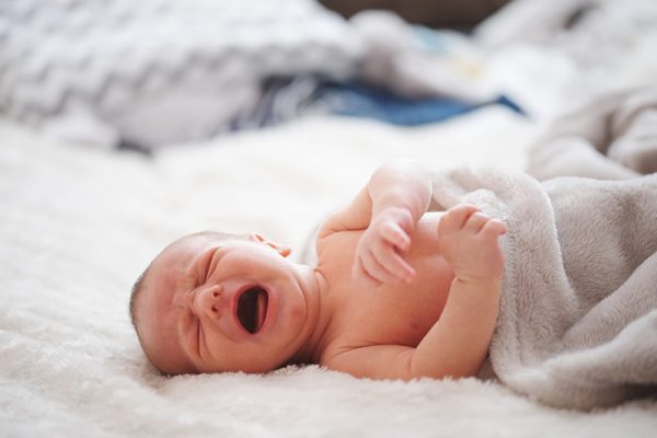 trẻ sơ sinh vặn mình liên tục khi ngủ