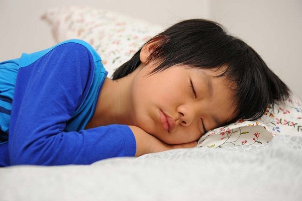 cần làm gì để trẻ ngủ đúng giấc