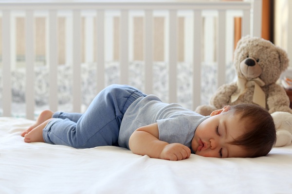 trẻ em ngủ nằm sấp có tốt không