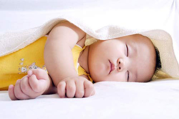 Có cách nào để giúp bé ngủ ngon và không mở mắt trong giấc ngủ?
