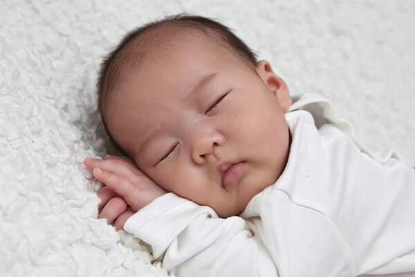 trẻ thở khò khè khi ngủ