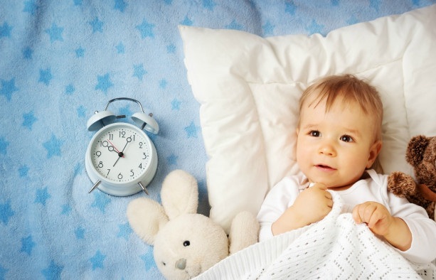 cách tập cho trẻ sơ sinh ngủ giường