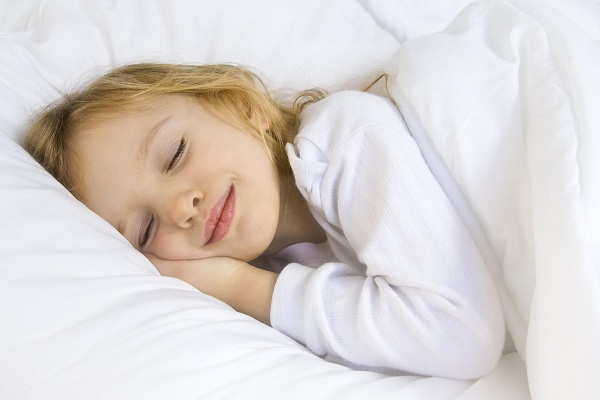 trẻ trằn trọc khó ngủ phải làm sao