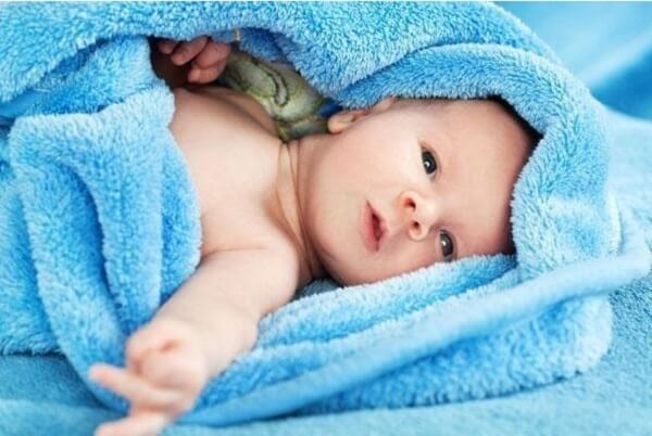 có nên tắm cho trẻ sơ sinh khi đang ngủ