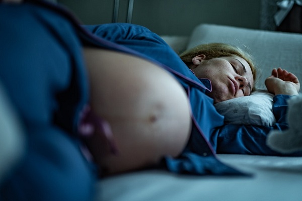 thai nhi ngủ bao lâu trong bụng mẹ