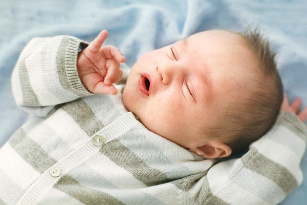 trẻ sơ sinh ngủ 30 phút lại dậy