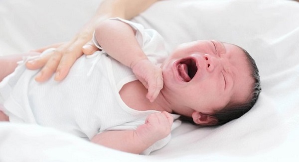 trẻ sơ sinh bú xong không chịu ngủ