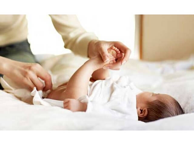 Có nên thay bỉm cho bé khi bé đang ngủ? Cách làm mẹ cần biết - Ảnh 1
