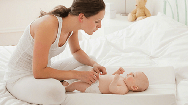 Có nên thay bỉm cho bé khi bé đang ngủ? Cách làm mẹ cần biết