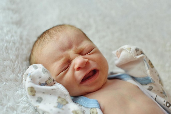 Trẻ sơ sinh ngủ hay khóc mơ do nguyên nhân nào? Mẹ cần làm gì - Ảnh 1