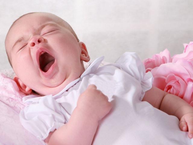 trẻ sơ sinh ngủ không sâu giấc vào ban ngày