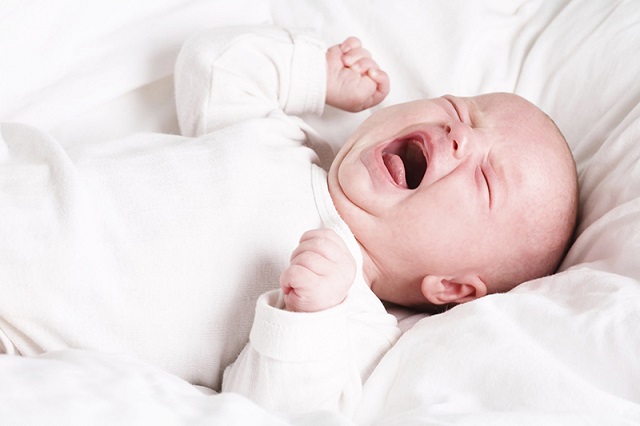 Trẻ sơ sinh ngủ không sâu giấc vào ban ngày