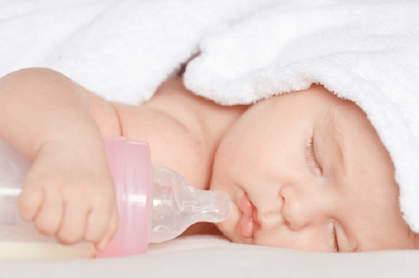 cách cai sữa đêm cho bé bú bình