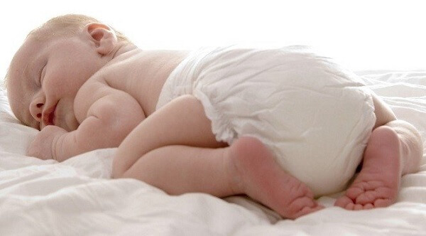 tư thế ngủ của trẻ sơ sinh nói lên điều gì
