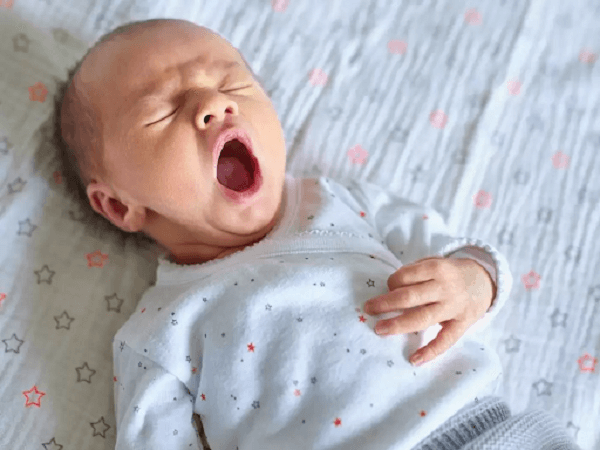 cách đánh thức trẻ sơ sinh ngủ ngày