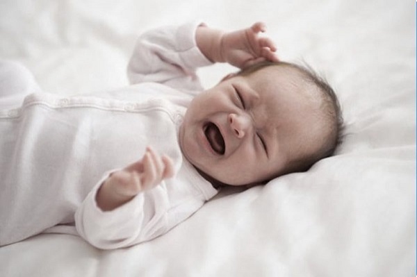 trẻ hay lắc đầu gãi tai khi ngủ