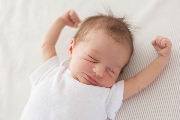 Trẻ sơ sinh bị giật chân tay khi ngủ