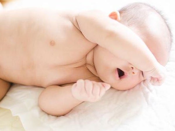 trẻ sơ sinh bị giật chân tay khi ngủ
