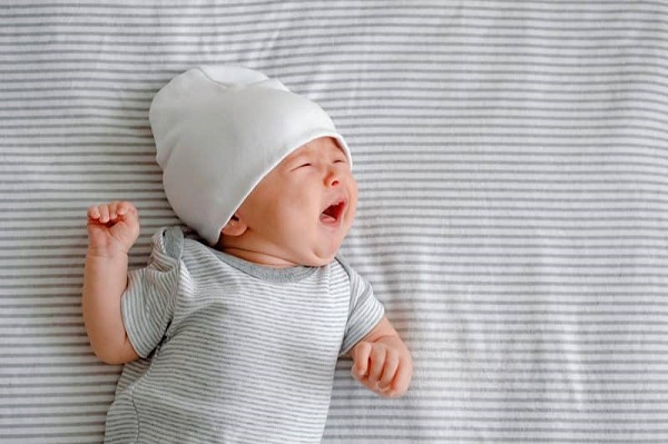 Trẻ sơ sinh hay giật mình hoảng hốt khi thức