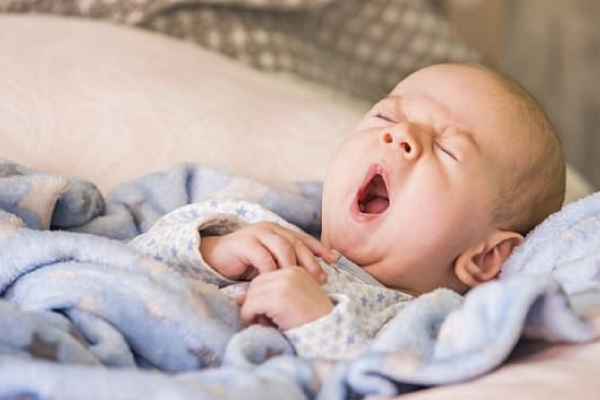 Trẻ sơ sinh không chịu ngủ phải làm sao